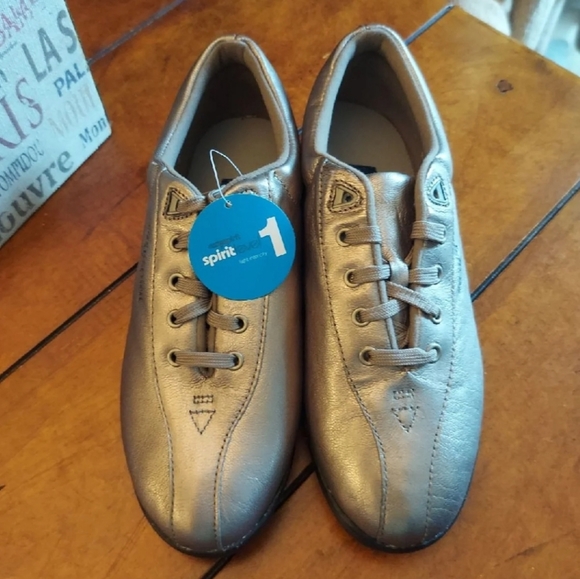 NEW | EASY SPIRIT | WALKING SHOES | SZ 9 - Picture 2 of 11
